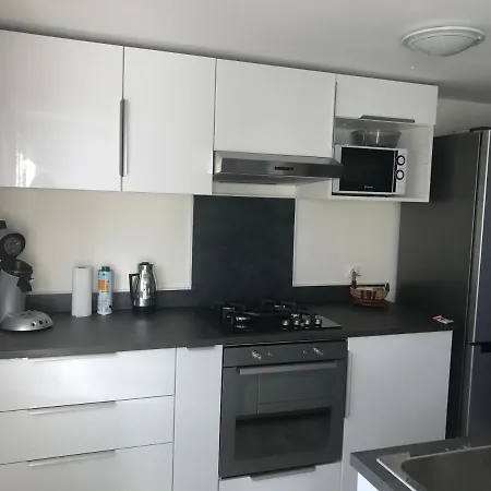 Moderne Proche Etang Et Le Castellas